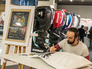 Retour sur une des animations du Nautic 2017 : la collaboration entre Evinrude et l'artiste PEC