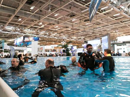 De nombreuses initiations à la plongée, en bouteille ou en apnée, seront organisées pendant le salon par les fédérations et associations. De nombreuses initiations à la plongée, en bouteille ou en apnée, seront organisées pendant le salon par les fédérations et associations.