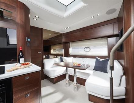 Le salon peut être transformé en couchette double au besoin. C'est la caractéristique principale du V50 : la flexibilité des espaces à bord. Nautisme Article