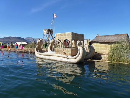 Le Lac Titicaca et les îles flottantes des Uros. Le Lac Titicaca et les îles flottantes des Uros.