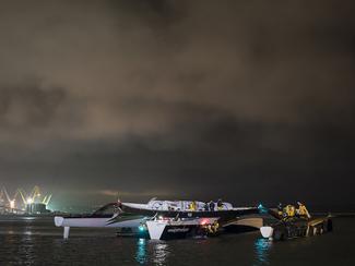 Trophée Jules Verne : après le démâtage, la...