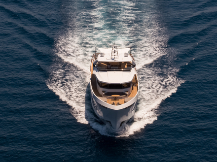 Le navire amiral du chantier Numarine vient compléter la gamme Explorer, avec ses 32 mètres de long. Le navire amiral du chantier Numarine vient compléter la gamme Explorer, avec ses 32 mètres de long.