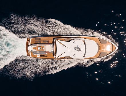 Ce super-yacht est idéal pour de longues croisières autour du monde. Il peut accueillir jusqu'à 12 personnes. Nautisme Article