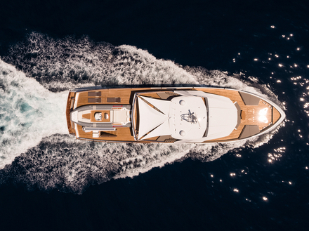 Ce super-yacht est idéal pour de longues croisières autour du monde. Il peut accueillir jusqu'à 12 personnes. Nautisme Article