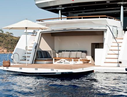 A l'arrière du navire, une seconde terrasse les pieds dans l'eau. Nautisme Article