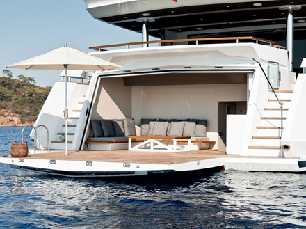 A l'arrière du navire, une seconde terrasse les pieds dans l'eau. Nautisme Article