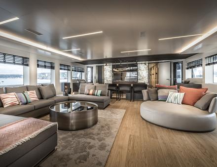 Le salon au pont principal de 48 m2 est totalement personnalisable, comme le reste du bateau : aussi bien au niveau de la disposition que du choix des matériaux. Nautisme Article