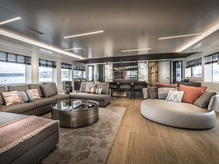 Le salon au pont principal de 48 m2 est totalement personnalisable, comme le reste du bateau : aussi bien au niveau de la disposition que du choix des matériaux. Nautisme Article