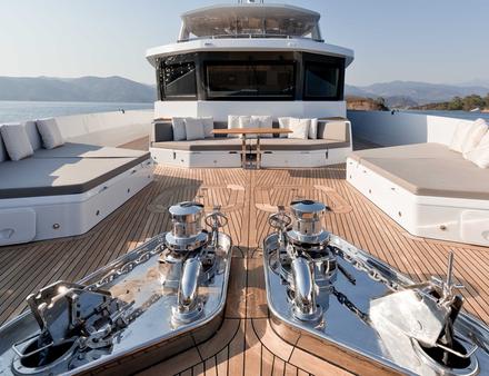 Bains de soleil, espace repos et repas : la terrasse au pont supérieur, avec une vue panoramique sur la mer, est un des gros points forts du M/Y Marla. Nautisme Article