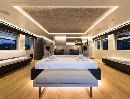 La cabine propriétaire de 30 m2 se situe sur le pont principal, à proximité d'un vaste salon et d'une salle de sport. Nautisme Article