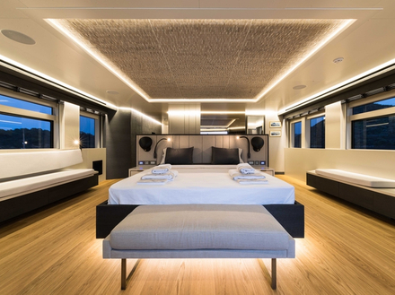 La cabine propriétaire de 30 m2 se situe sur le pont principal, à proximité d'un vaste salon et d'une salle de sport. Nautisme Article