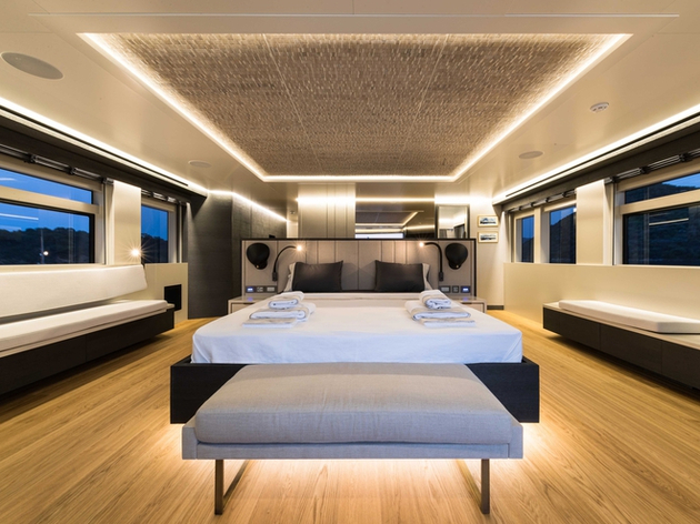 La cabine propriétaire de 30 m2 se situe sur le pont principal, à proximité d'un vaste salon et d'une salle de sport. Nautisme Article