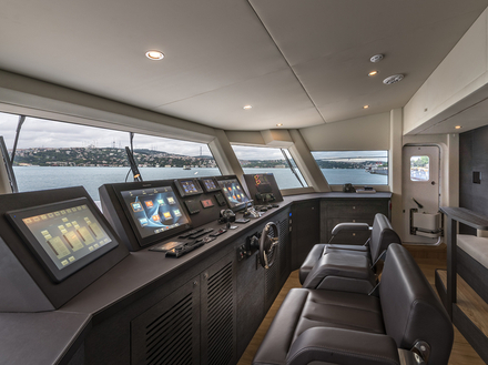 En vitesse maximale, il peut atteindre les 14 noeuds, et 12 en vitesse de croisi&egrave;re.