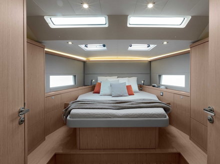 La cabine propriétaire est vaste, baignée de lumière et dispose de nombreux rangements. La cabine propriétaire est vaste, baignée de lumière et dispose de nombreux rangements.