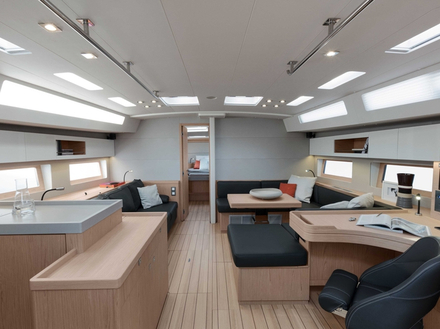 L'intérieur est moderne avec beaucoup d'espace et de lumière diffusée par de larges hublots rectangulaires. L'intérieur est moderne avec beaucoup d'espace et de lumière diffusée par de larges hublots rectangulaires.