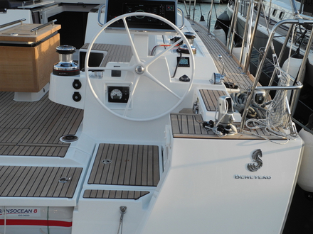 Poste de barre tribord et bossoir télesscopique. Poste de barre tribord et bossoir télesscopique.