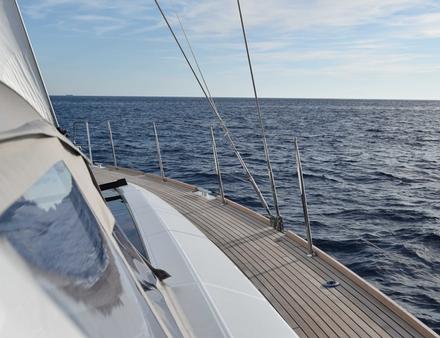 Les passavants sont larges et sécurisés. Nautisme Article