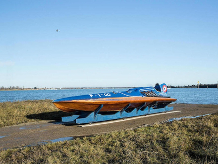 "En France, la société Tecalemit était dirigée par Emile Picquerez, un grand passionné de yachting qui ignorait les barrières qui séparent habituellement la voile du sport nautique à moteur.&quot
