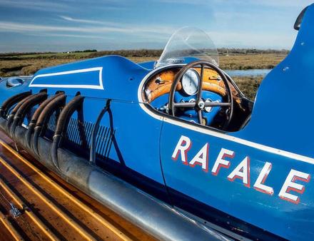 L'Aurora remporta le prix du Président de la République à la Semaine Nautique de Cannes, avoisinant les 90,34 km/h sur les 12 km de course. Nautisme Article