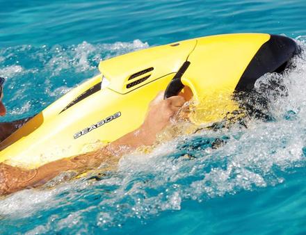 Avec ses 7 paliers de puissance, le F5 SR peut atteindre 22km/h en dehors de l'eau et 20 km/h sous l'eau. Nautisme Article