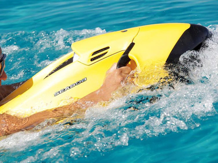Avec ses 7 paliers de puissance, le F5 SR peut atteindre 22km/h en dehors de l'eau et 20 km/h sous l'eau. Nautisme Article