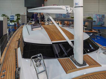 Le Pilot Saloon 42 mesure 12,99 m de long. Il a été présenté en avant-première mondiale au salon nautique de Düsseldorf (Allemagne).