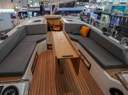 Le carré sur le pont supérieur est surélevé, afin de laisser entrer la lumière au maximum et de permettre au skipper de garder un oeil sur la navigation tout en profitant de la vie à bord. Le carré sur le pont supérieur est surélevé, afin de laisser entrer la lumière au maximum et de permettre au skipper de garder un oeil sur la navigation tout en profitant de la vie à bord.