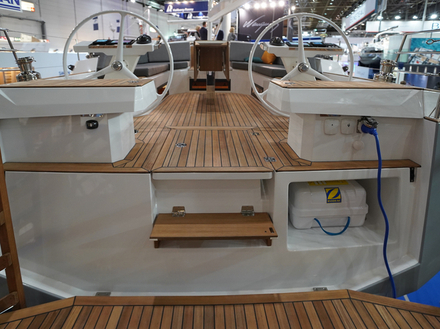 A bord, on retrouve un moteur 54 ch Yanmar SD en version standard ou 80 ch en option.