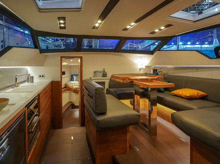 Tout autour de la carène se trouvent de nombreuses ouvertures pour laisser entrer la lumière. Tout autour de la carène se trouvent de nombreuses ouvertures pour laisser entrer la lumière.