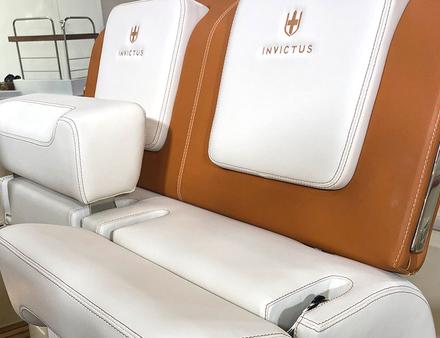 Bien vu ! Le siège du pilote peut se retourner pour compléter l'assise du coin repas. Nautisme Article