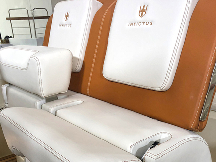 Bien vu ! Le siège du pilote peut se retourner pour compléter l'assise du coin repas. Nautisme Article
