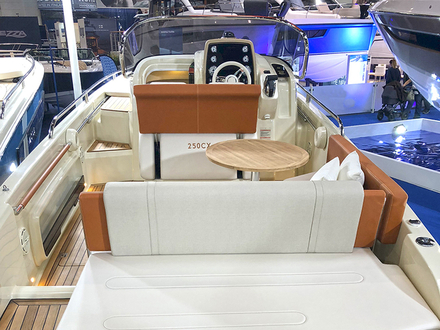 Le pont principal de l'Invictus offre un coin repas, situé juste derrière le poste de pilotage. Le pont principal de l'Invictus offre un coin repas, situé juste derrière le poste de pilotage.