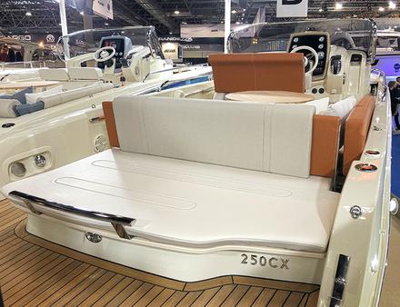 Une plate-forme de bain transformable offre un espace agréable pour la baignade au mouillage. Nautisme Article