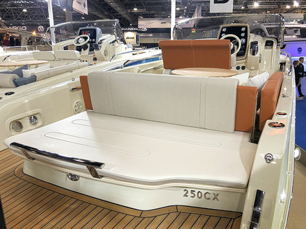Une plate-forme de bain transformable offre un espace agréable pour la baignade au mouillage. Nautisme Article
