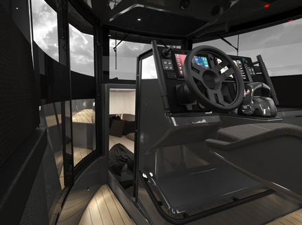La cabine spacieuse offre une vue dégagée à 360° sur le conducteur. Nautisme Article