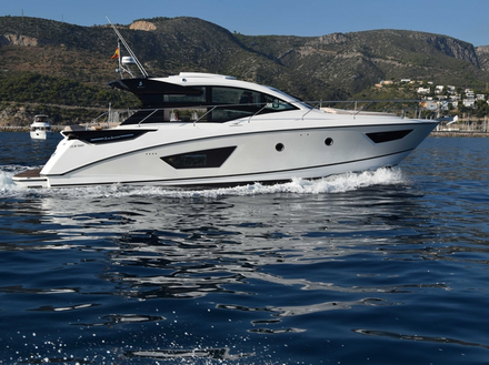 Deux configurations sont proposées pour le GT50 : hardtop ou sportfly. Nous avons eu l'occasion de tester la version hardtop. Deux configurations sont proposées pour le GT50 : hardtop ou sportfly. Nous avons eu l'occasion de tester la version hardtop.