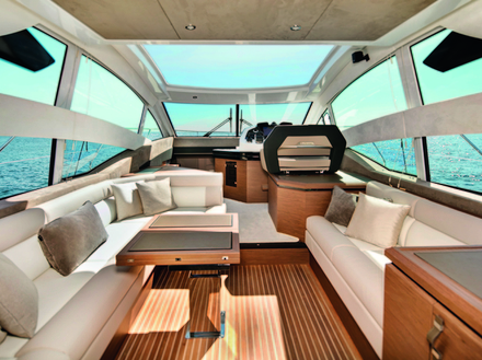 Le carré offre un grand volume, très lumineux avec ses larges baies vitrées. Le carré offre un grand volume, très lumineux avec ses larges baies vitrées.