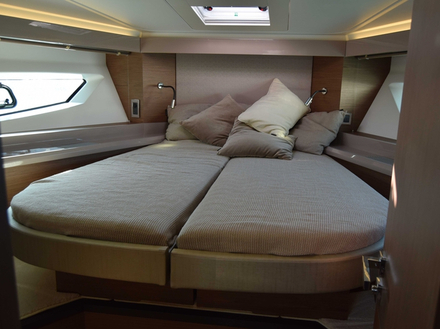 La cabine propriétaire est au centre du bateau et occupe toute la largeur. Elle est équipée de nombreux rangements, d'une salle d'eau privative avec douche et toilettes. Nautisme Article