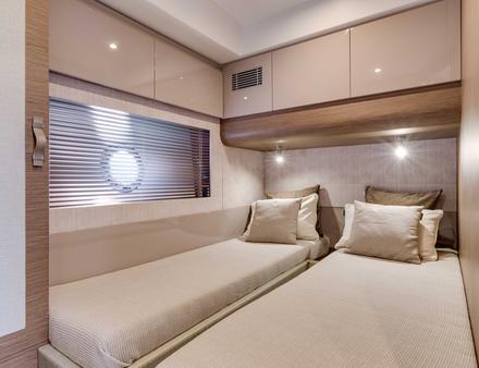La cabine « invités » est à l'avant du bateau et dispose de toilettes et d'une salle d'eau. Nautisme Article