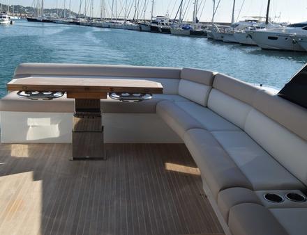 Le cockpit est situé dans le prolongement du carré. Nautisme Article