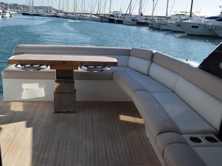 Le cockpit est situé dans le prolongement du carré. Nautisme Article