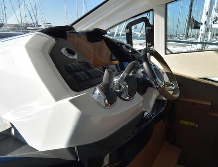 Toutes les commandes sont regroupées au poste de pilotage. Nautisme Article