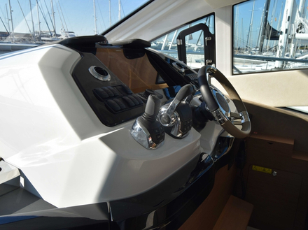 Toutes les commandes sont regroupées au poste de pilotage. Nautisme Article