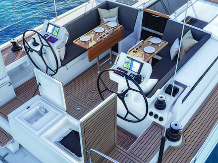 Le cockpit se trouve à l'arrière du bateau, face à deux grandes tables et un grill. Le cockpit se trouve à l'arrière du bateau, face à deux grandes tables et un grill.