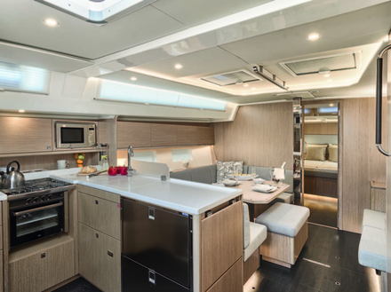 L'ensemble des cabines sont placées autour de l'espace cuisine, équipée, et le carré. L'ensemble des cabines sont placées autour de l'espace cuisine, équipée, et le carré.