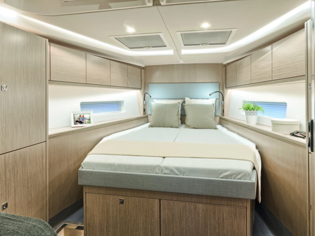Que l'on choisisse le C45 Holiday, Style ou Ambition, la cabine propriétaire est toujours équipée d'une salle de bain privée et de nombreux rangements. Nautisme Article