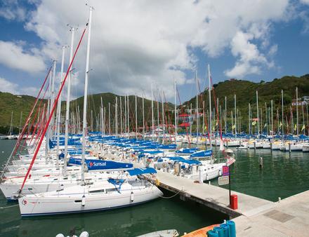 A Tortola, 380 unités ont été touchées, dont un tiers complètement détruits. 54 millions d'euros ont été investis dans 130 nouveaux bateaux. Nautisme Article