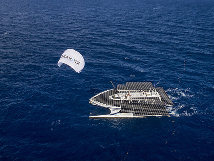 Le navire est équipé d'un kite de traction dernière génération de 40 m2 de surface qui se déploie à une hauteur de 150 m, en plus de 500 m2 de panneaux solaires. Le navire est équipé d'un kite de traction dernière génération de 40 m2 de surface qui se déploie à une hauteur de 150 m, en plus de 500 m2 de panneaux solaires.