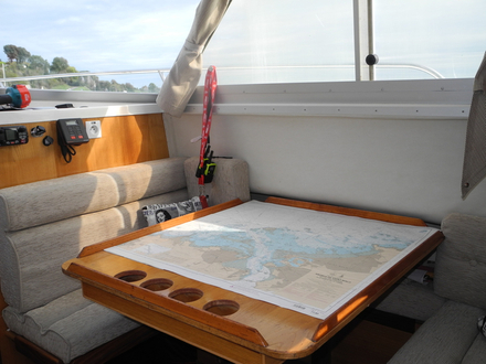 L'intérieur du bateau a été refait y compris les banquettes et les couchettes. L'intérieur du bateau a été refait y compris les banquettes et les couchettes.