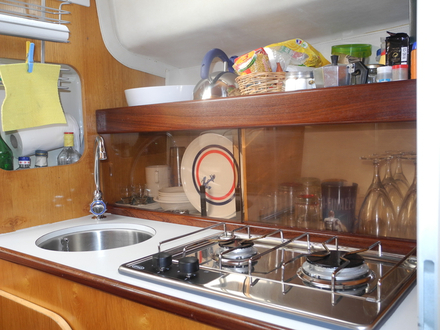 Tous les éléments de cuisine y compris le réchaud 2 feux sont neufs. Tous les éléments de cuisine y compris le réchaud 2 feux sont neufs.